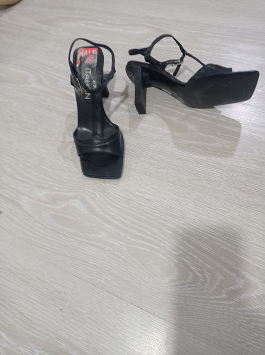 Женская обувь б.у.в хорошем состоянии.