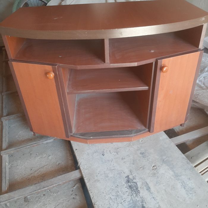 Продам тумбочку под телевизор.