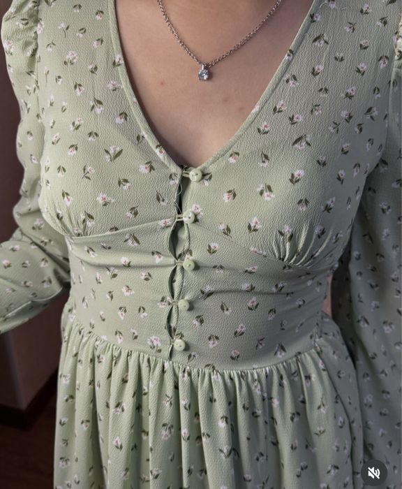 Платье с цветочным принтом на лето