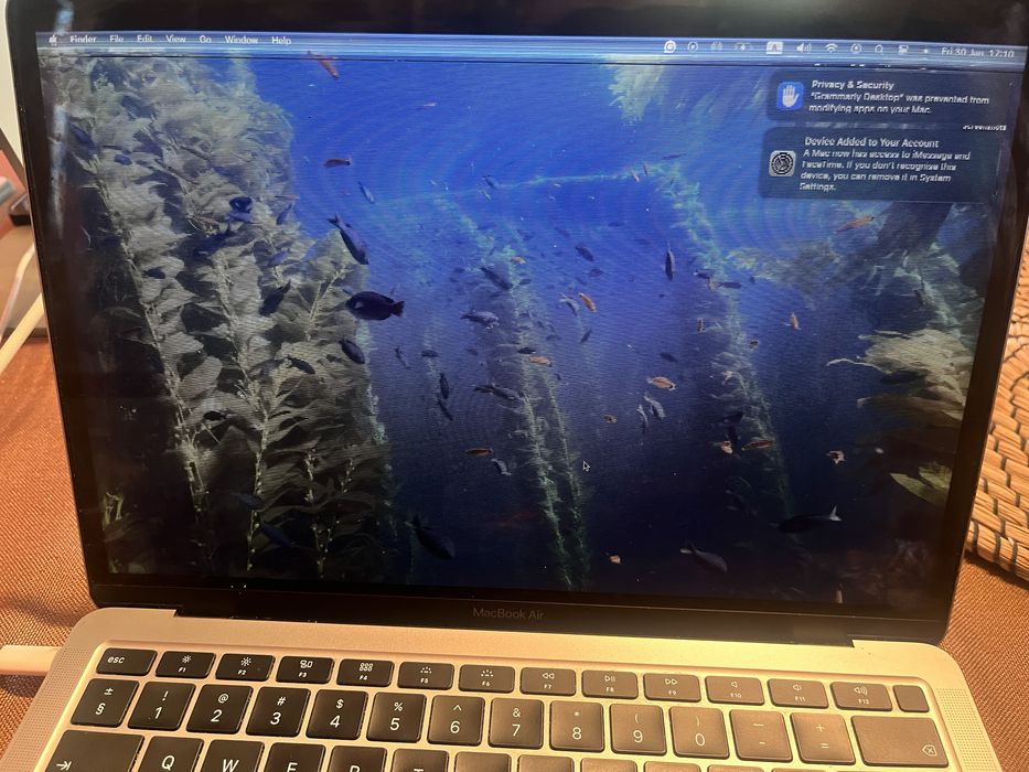 Macbook air 13’ 2020 intel работещ, за сервиз / as-is