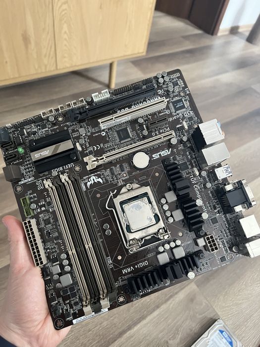 Vand pc defect! Pentru piese.