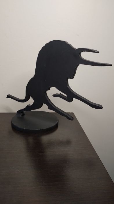 Много тежка, модернистична статуетка на бик. Метал.