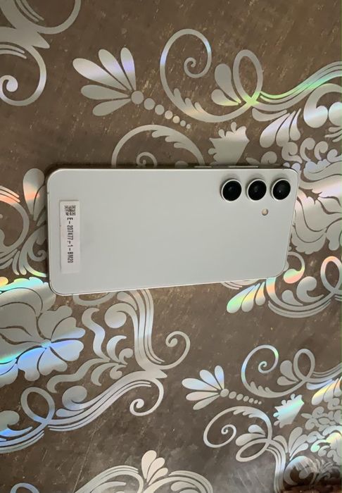 Vand 2 telefoane si o tableta