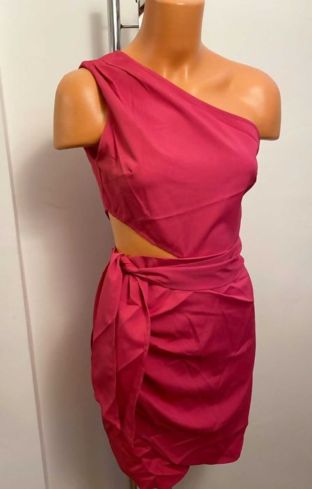 Rochie scurta pe un umar model wrap cu decupaj