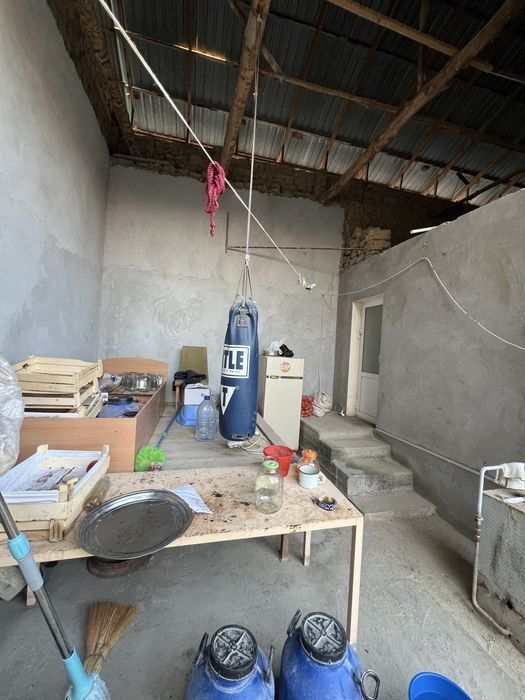 6 sutix uchastka sotiladi 1 ta oshxonasi 1 ta banyasi bor