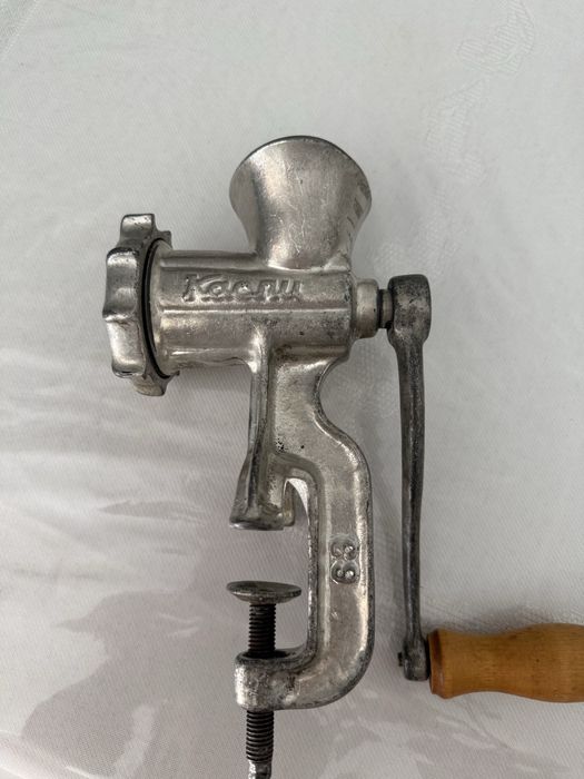 Мясорубка 4000 есть две