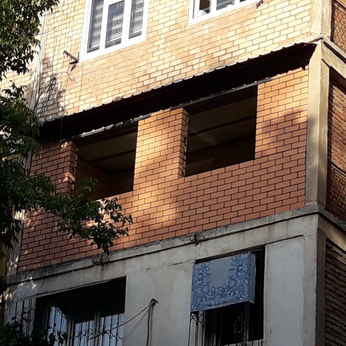 Кирпичная кладка балкон , козырьков , решётки на окна .