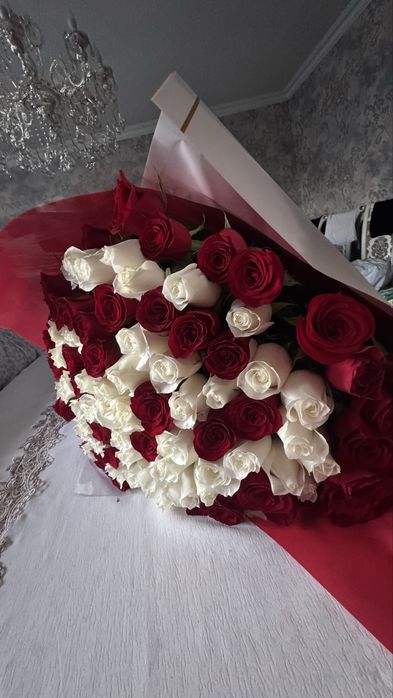 101 роза красные и белые