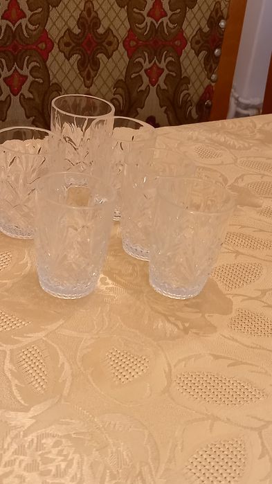 Vand set comolet de 6 pahare tarie cristal masiv,cu model bogat,deosebite