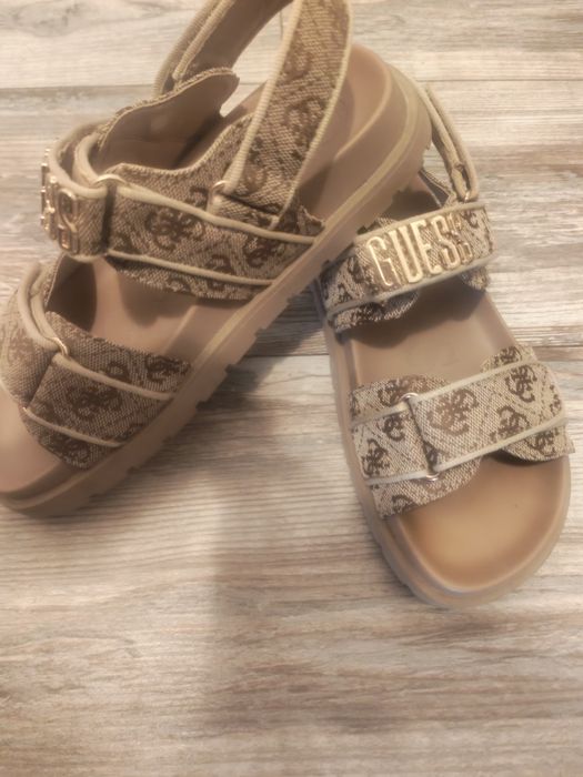 Сандали на Guess