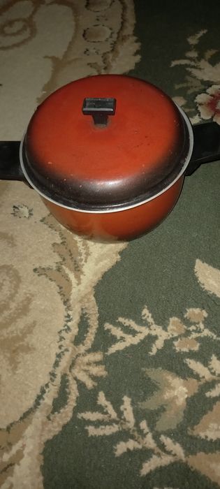 Красный кастрюль