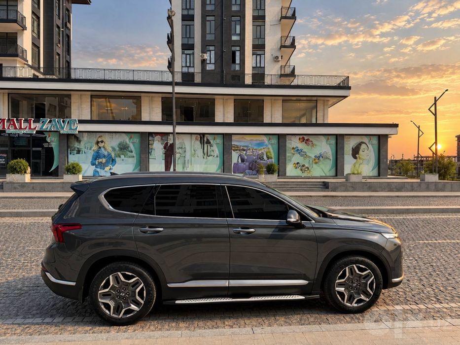 Продаю свой автомобиль Hyundai Santa Fe 2022 года