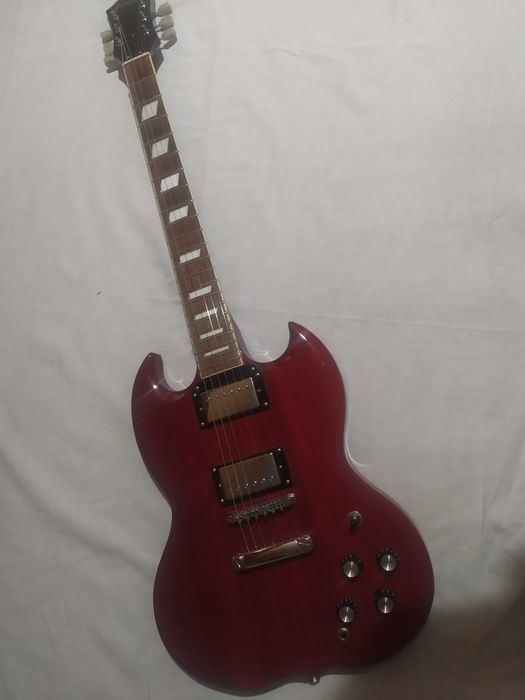 Продавам соло китара "SG Justin"
