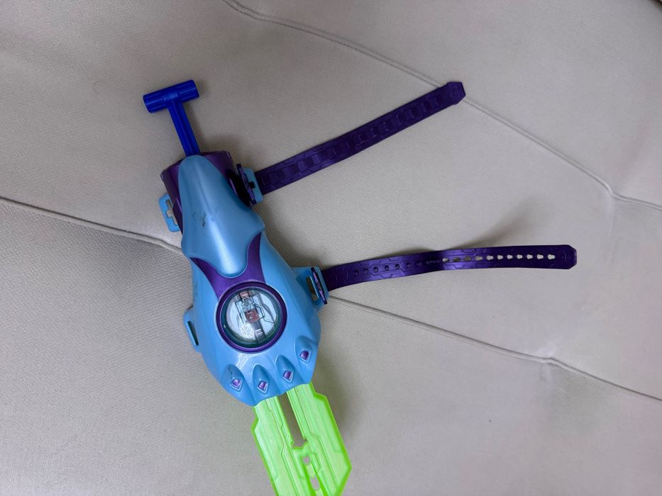 Nerf пистолет на руку с мячом