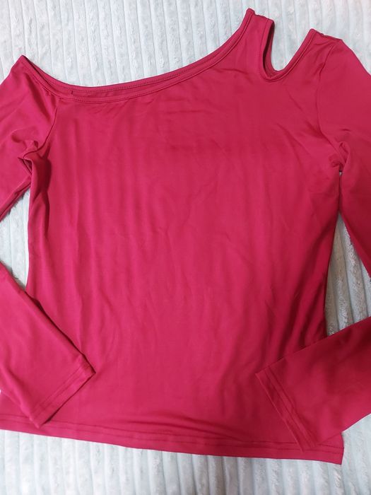 Продам лонгслив с красивым вырезом