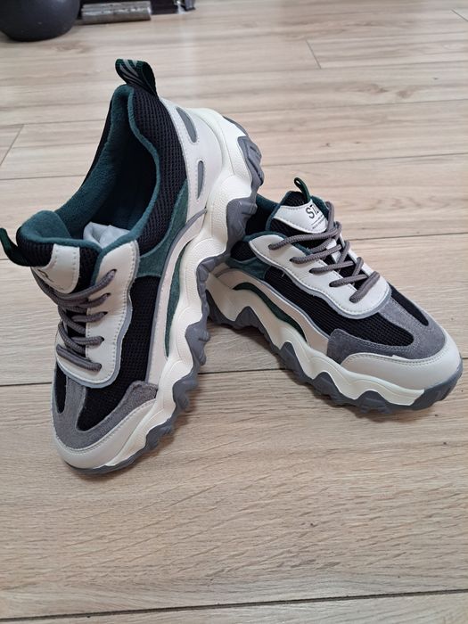 Кроссовки кожанные