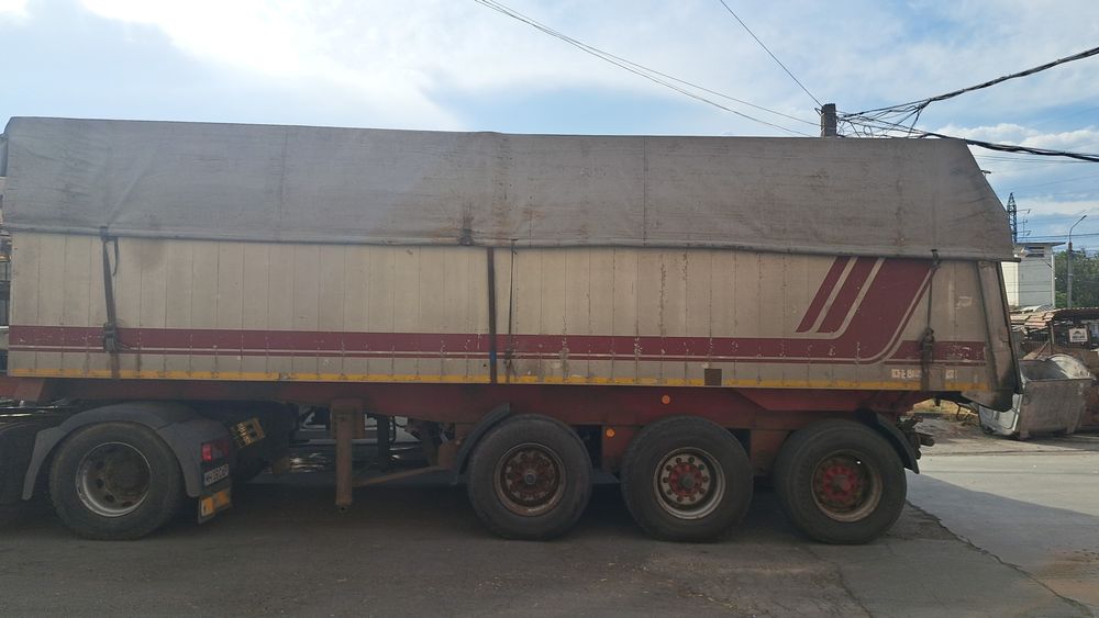 Vand sau inchiriez bena langerdorf de aluminiu 39 cubi cu inaltatoare si 28 fara