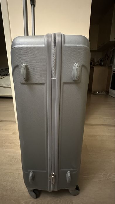 Продам дорожный  чемодан 70*50