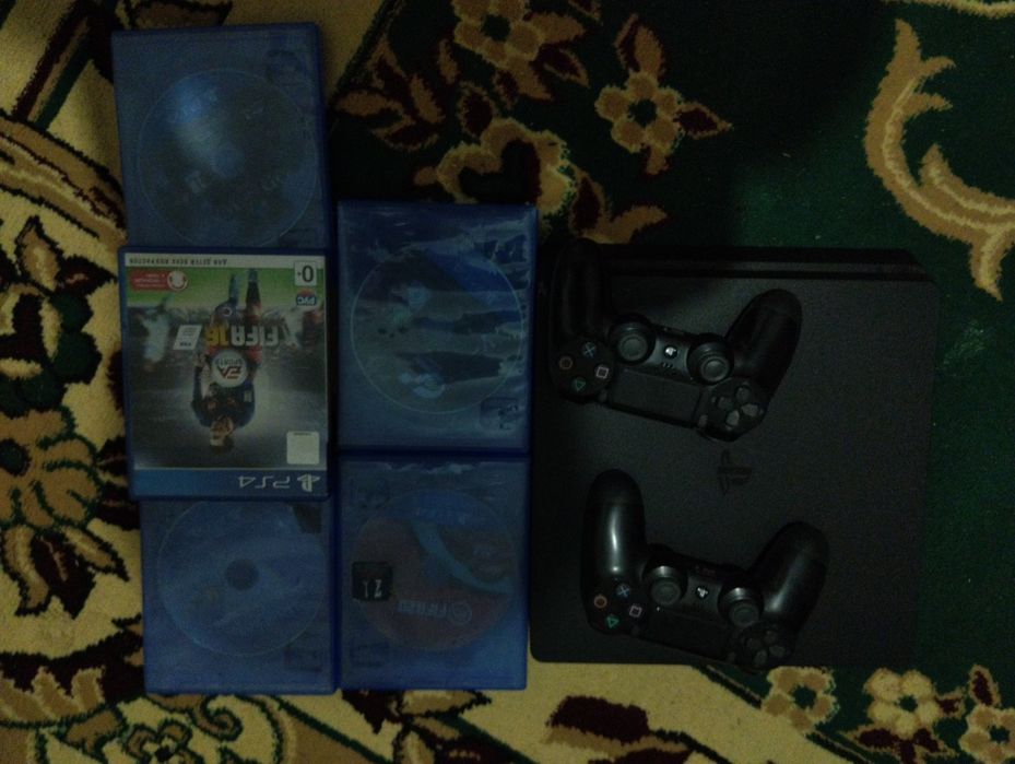 Продам PS4 в хорошем состоянии.
