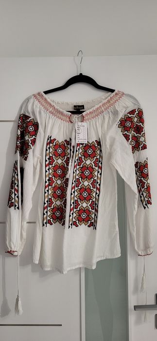 Bluza cu motive traditionale