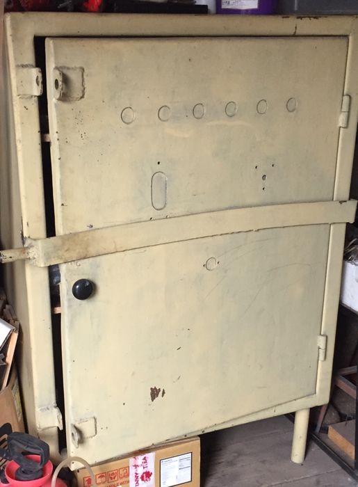 Сейф металлический, большой и тяжелый