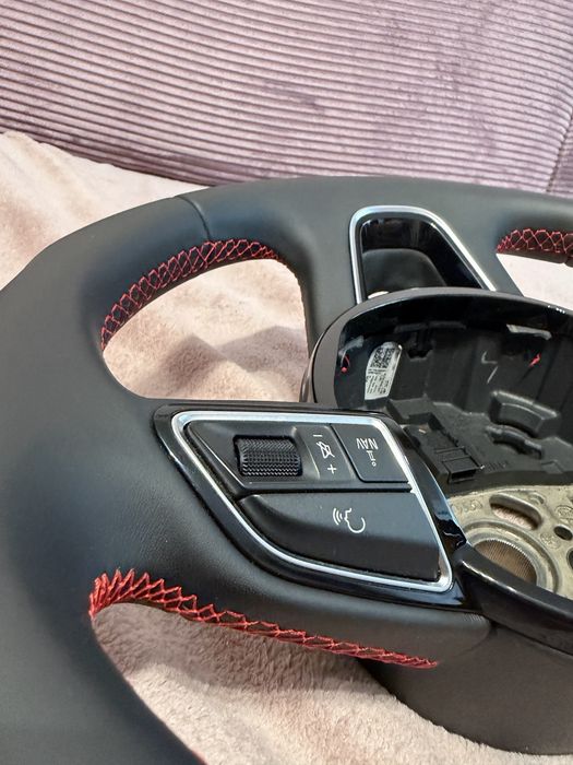 Volan tapitat cu piele neteda si cusatura rosie Audi A6 ,A4,A7,Q7,Q5 2014+