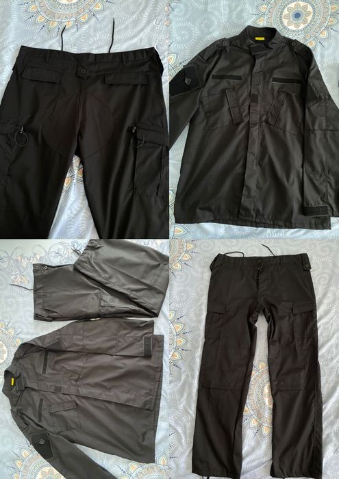 Uniformă tactică neagră, mărimea XXXL, cu buzunare multiple.