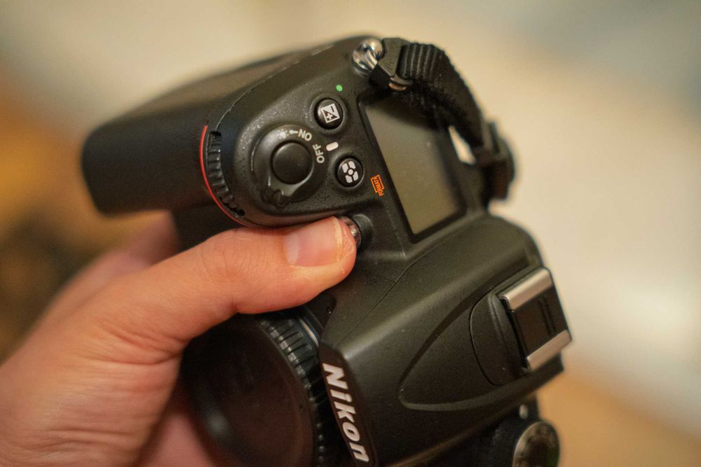 Nikon D7000 на 26к кадри, 35mm 1.8G, 18-105, грип, спусък, батерии, чанта