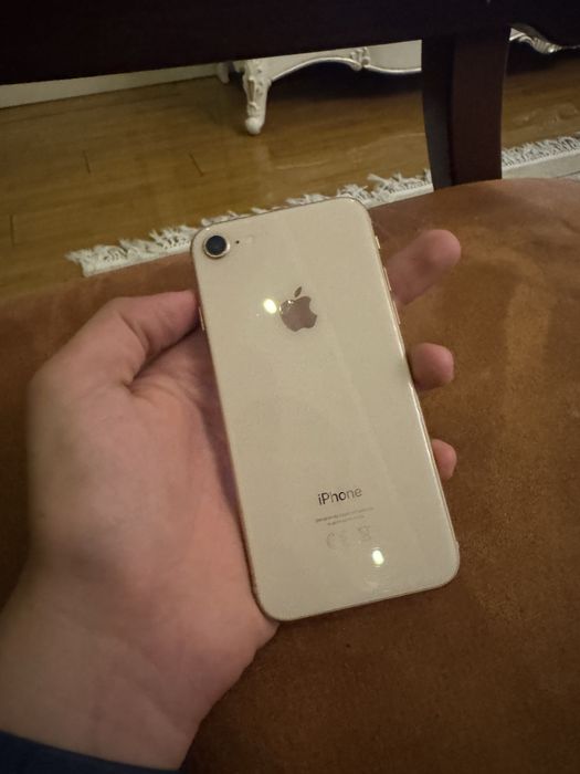 iPhone 8 Gold.