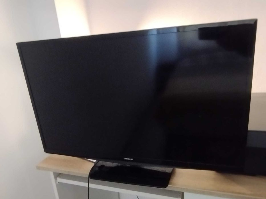 Se vinde Televizor marca SAMSUNG, model UE32H4000AW.  Nu este Smart TV