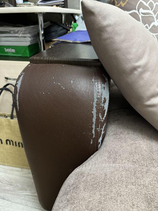 Диван и кресло.