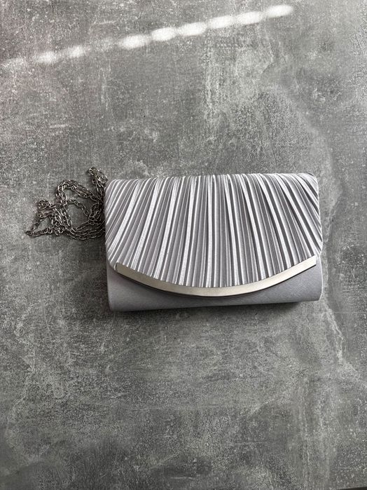 Бяла дамска чанта