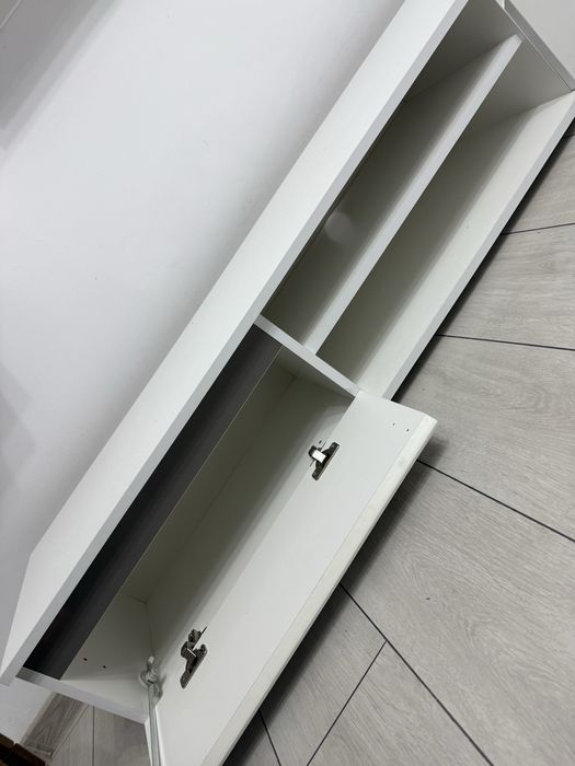 Masa + comoda + 2 dulapuri de perete