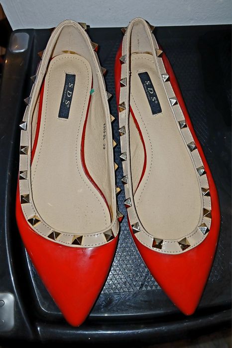 Balerini rosii de piele cu tinte ,noi