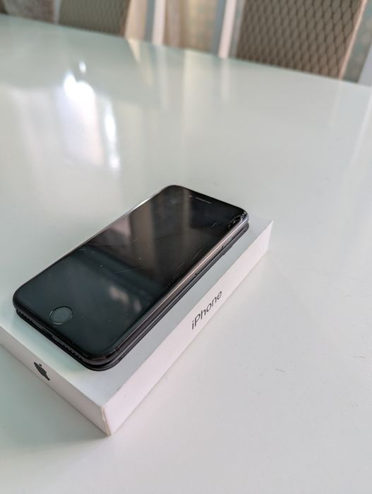 продам iPhone se 2020