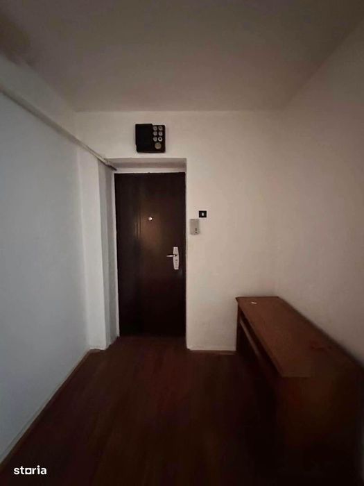De vanzare apartament cu 3 camere si balcon, 2 bai, 70mp, 52000euro