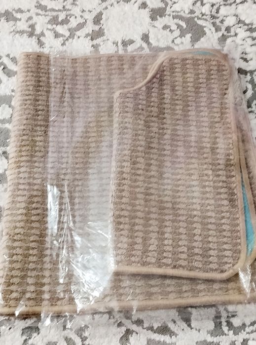 Коврик для ванной и туалете как новый.