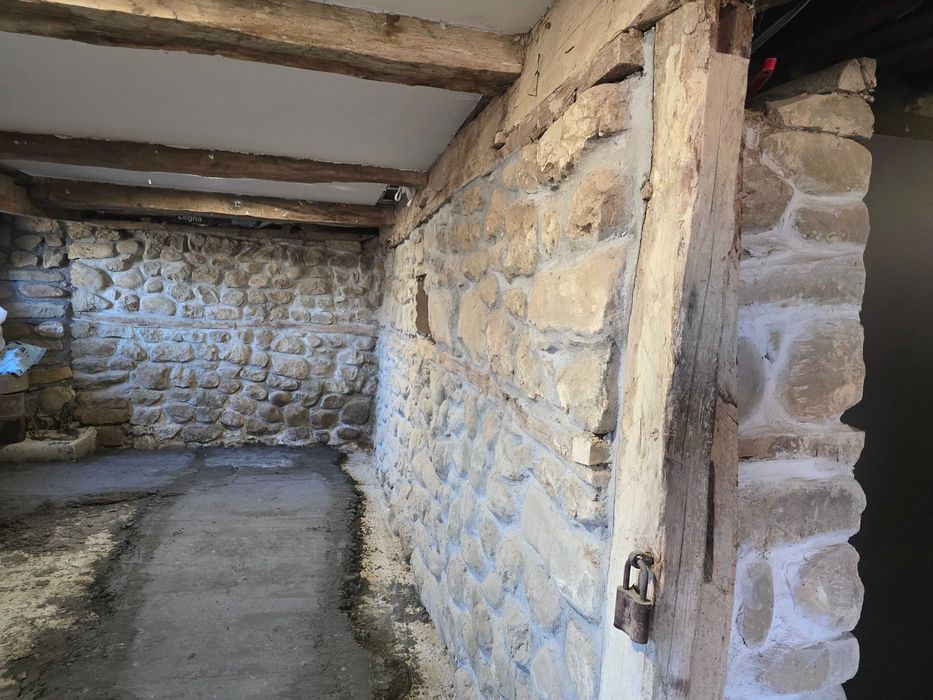 Реновирана къща с  голям двор в  с. Kъпиново / Велико Търново