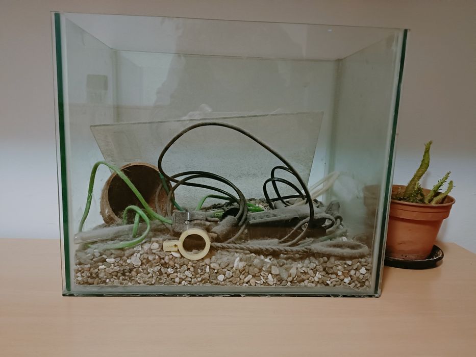 Vând acvariu 37x30x20.6