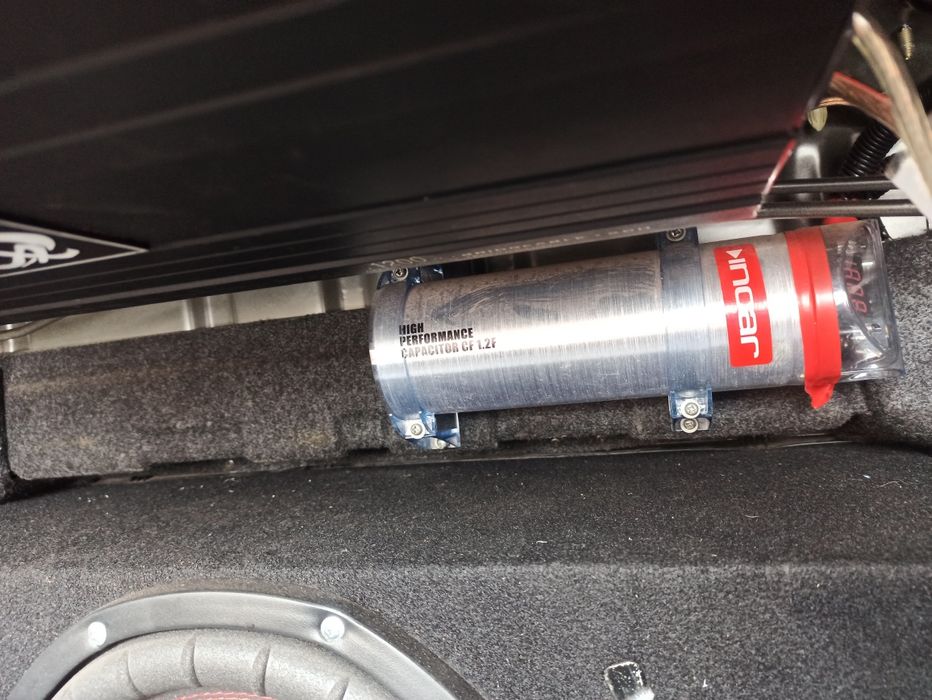 Продам сабвуфер, усилитель, конденсатор.