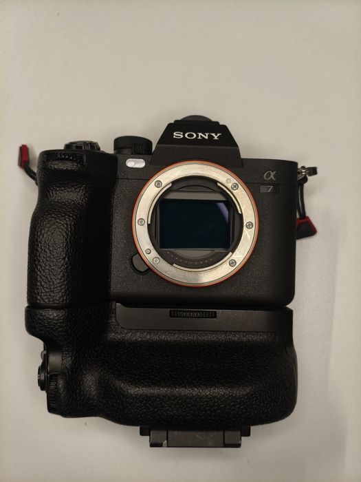 Sony Alpha A7M4 Body + Batterygrip