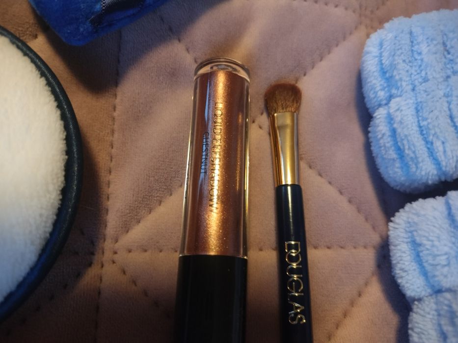 Козметичен сет DOUGLAS: гланц, сенки, гъбички, четка, кърпички