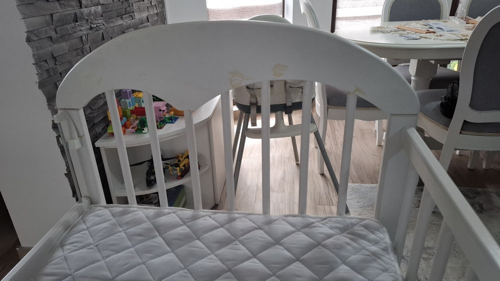 Vând pătuț din lemn pentru bebelusi