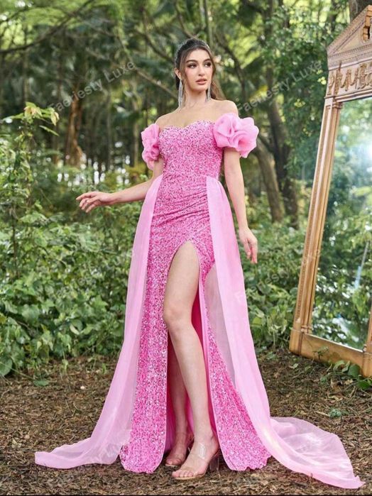 Пастелна рокля с пайети и пайети с мрежесто покритие с отворени рамене