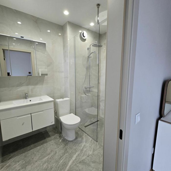 Тристаен дизайнерски обзаведен апартамент в Горна баня