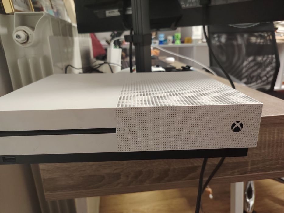 Xbox one s + 2 Xbox controller+ 2 jocuri cd Xbox . Gaming console
