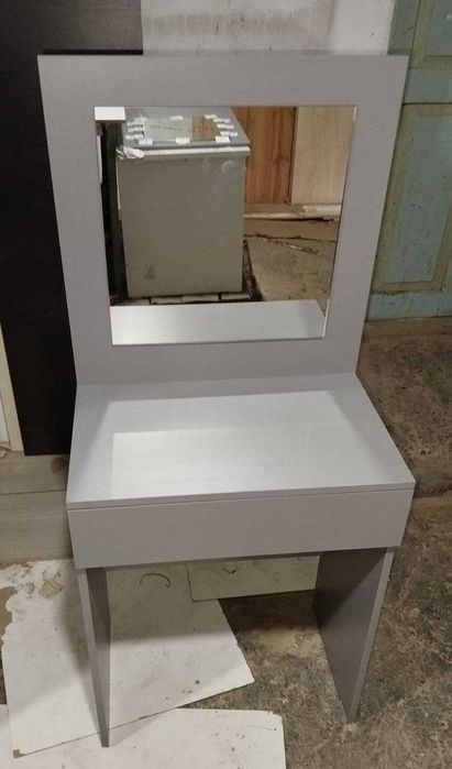 Туалетный столик, трюмо, зеркало.