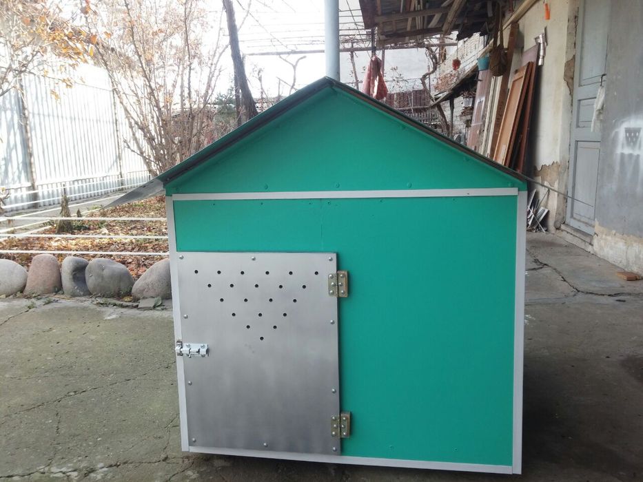 Будка для собак крупных пород.