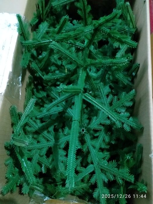 Ёлка  с игрушками.