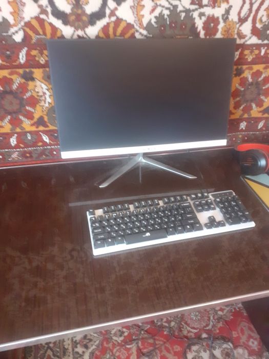 Компютер и кресло и принтер